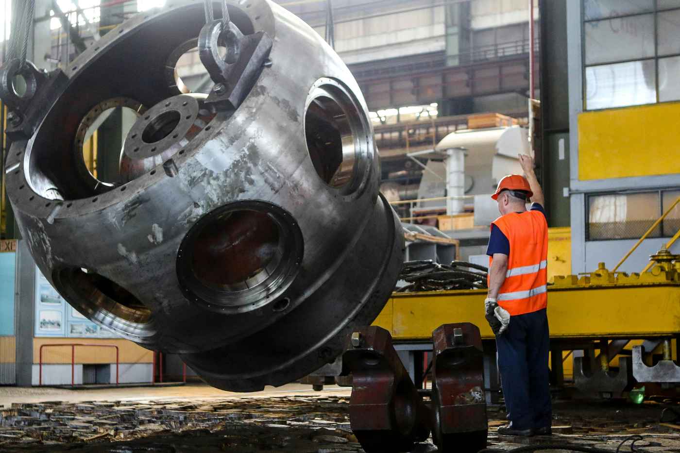 person doing the industrial equipment troubleshooting process
